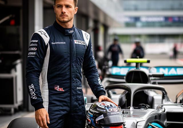 Ermo Monnikhof bereidt zich voor naast de raceauto in een Nederlandse paddock